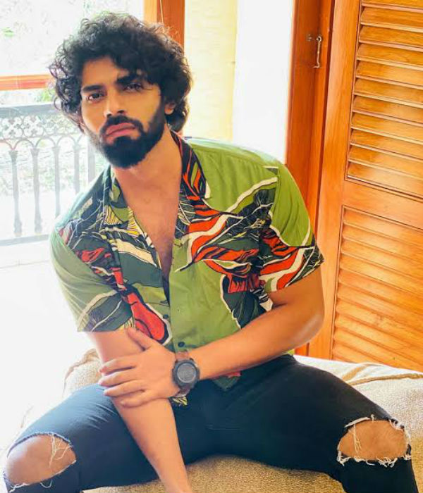 அதிரடியாக அவைகளை நீக்கியுள்ளார்