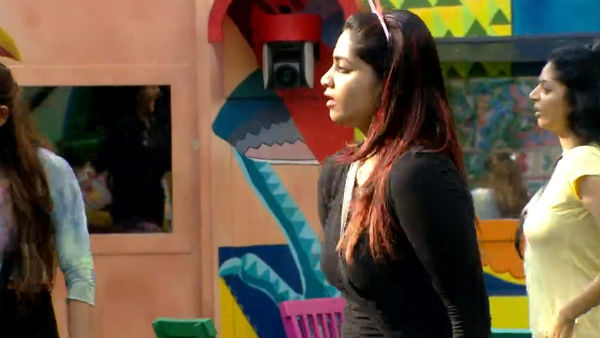 குட்டி உடை அணிந்து