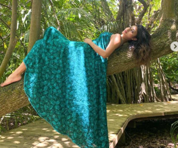 மல்லாக்கப் படுத்தபடி 