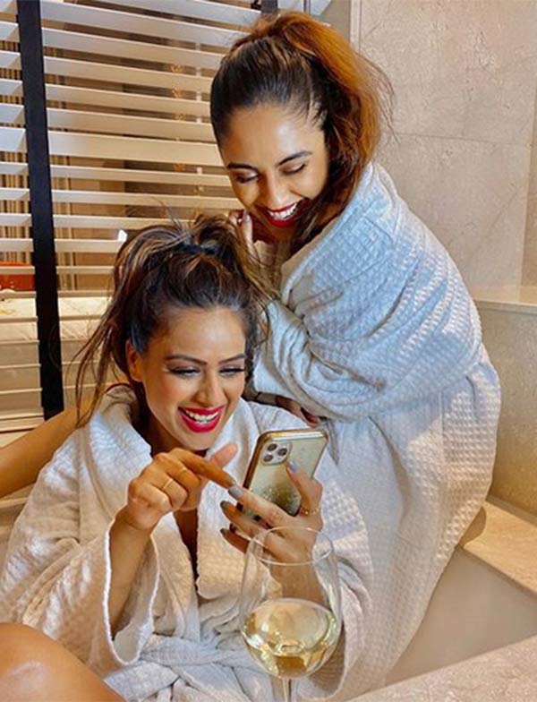 பாத் டப்பில்