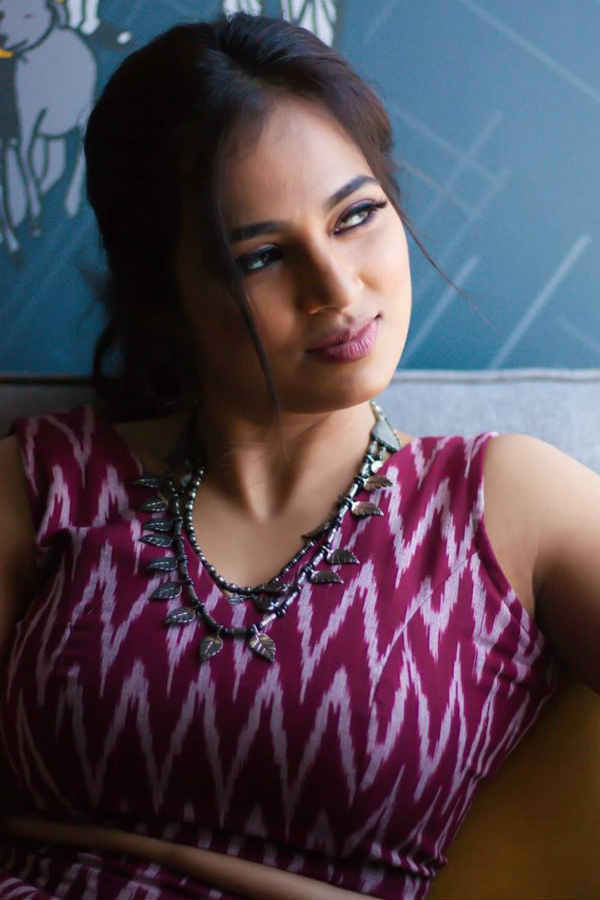 இடுப்பு மடிப்பை காட்டி 