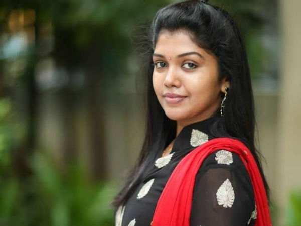 இளம் நடிகை