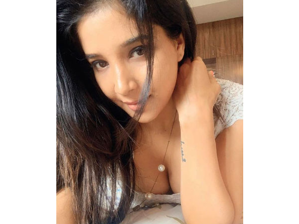 ஆபாச கமென்ட்ஸ் 