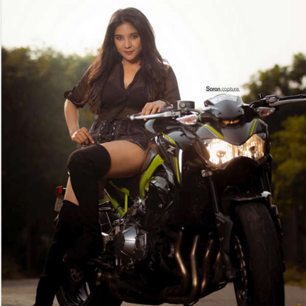 அரைகுறை உடையில் அரைகுறை உடையில்