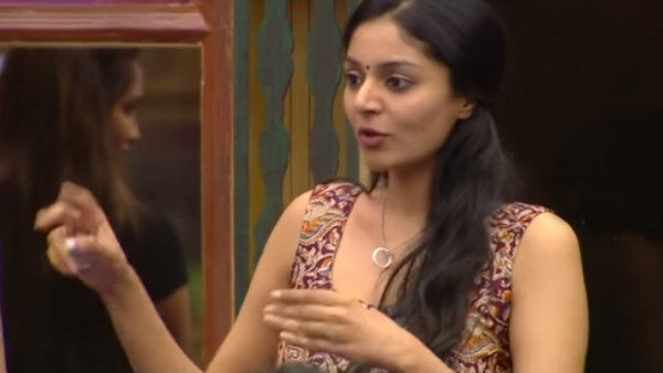 போலியாக நடிக்கிறார் 