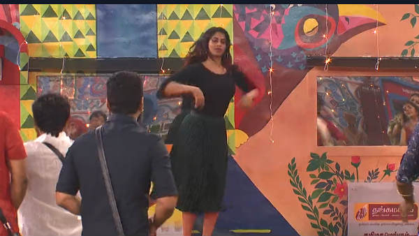 முன்னழகை நிமிர்த்தி முன்னழகை நிமிர்த்தி