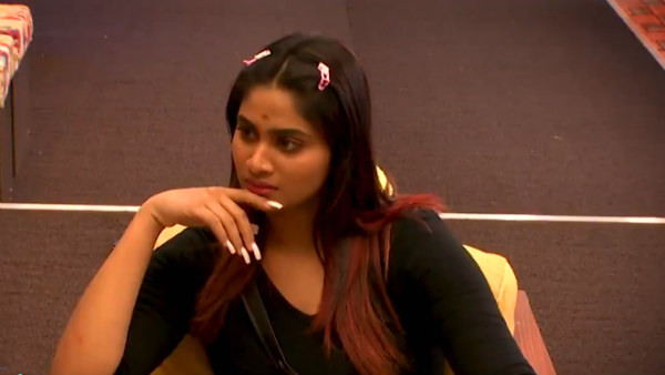 பார்வையாலேயே பதில் 