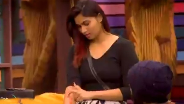 வலிக்காமல் பேசுகிறார் 