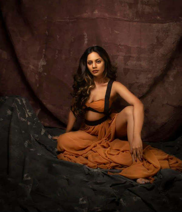 கவர்ச்சியின் உச்சத்திற்கே 