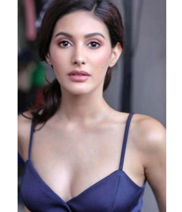 இளம் நாயகி