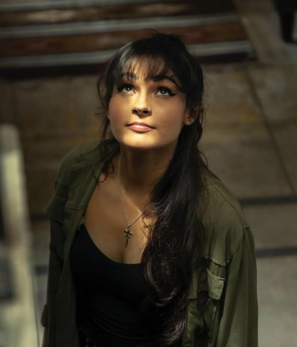 குட்டி உடையில்