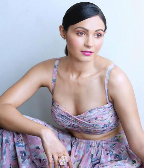 வித்தியாசமான வேடத்தில்