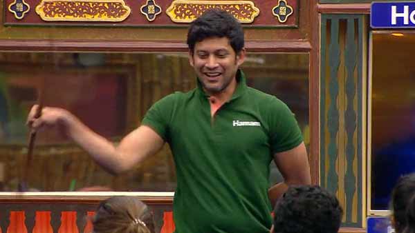 கை விளையாடுது சிலம்பத்துல