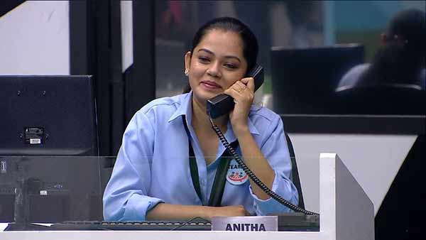 நிஷாவை கட்டிப்பிடித்து