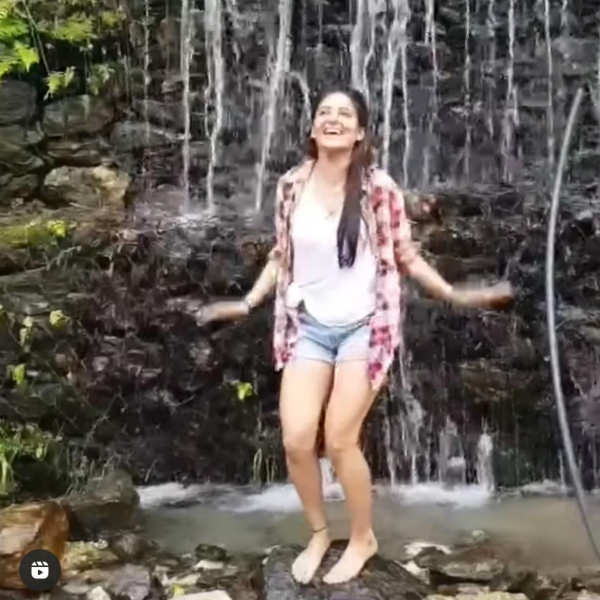 லைக்குகளை அள்ளி