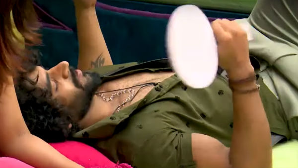 ஒரே பெட்டில்.. 