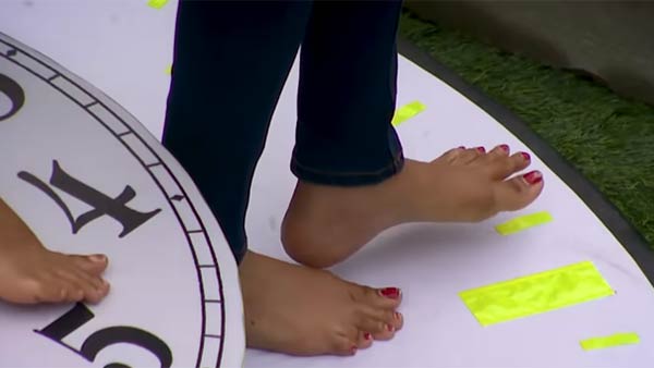 கார்டன் ஏரியாவில் கடிகாரம் கார்டன் ஏரியாவில் கடிகாரம்