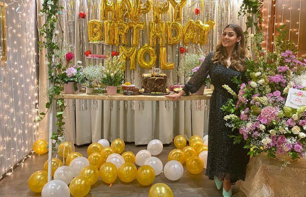 கறுப்பு நிற உடையில் 