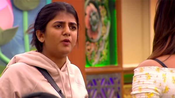 அண்ணன் தங்கையாக ரொமான்ஸ் 