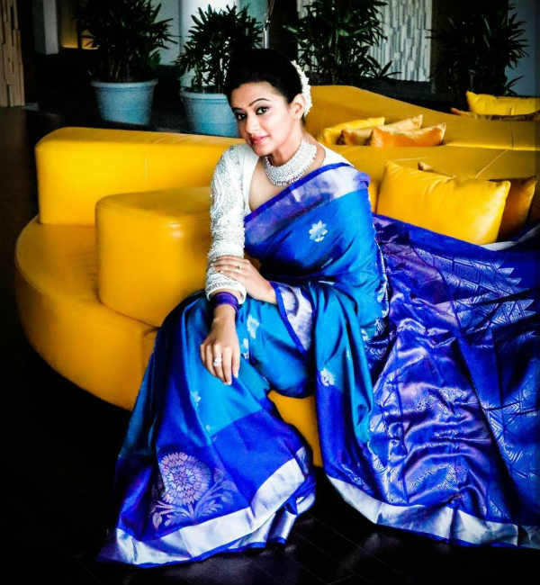 நீலவண்ண புடவையில்