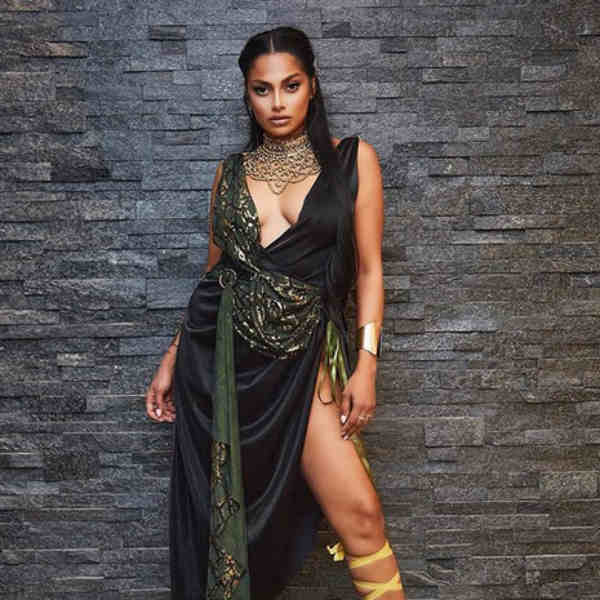 நிக்கர் தெரிய நிக்கர் தெரிய