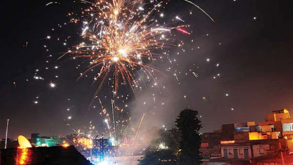 பட்டாசுகளை வெடித்து