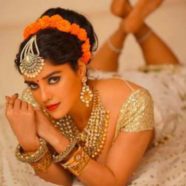 பொய் சொல்ல போறோம்