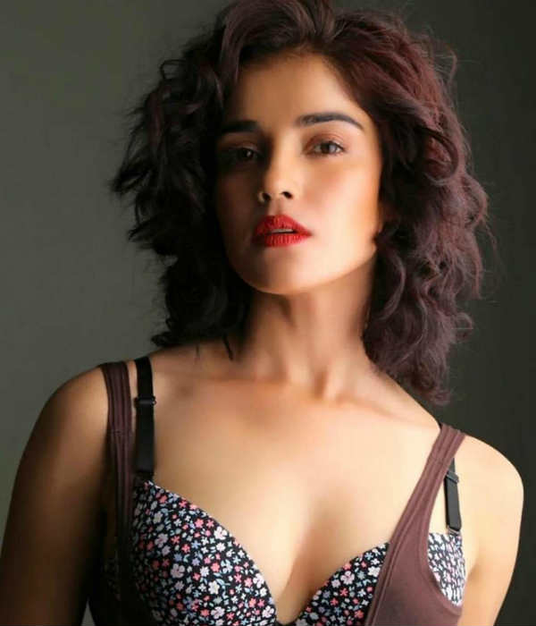 கவர்ச்சி தூக்கலாக