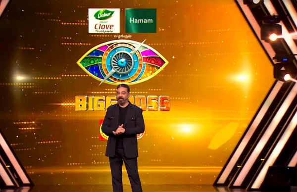 கறுப்பு உடையில் கலக்கல் என்ட்ரி 