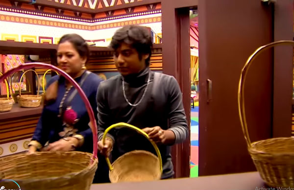 நக்கட்ஸ்ன்னு நாக்கை தொங்கப்போட்டுக்கிட்டு