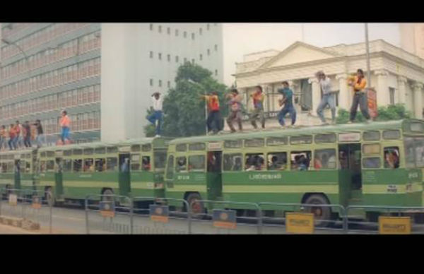 கண்ணாடியில் பேருந்து 