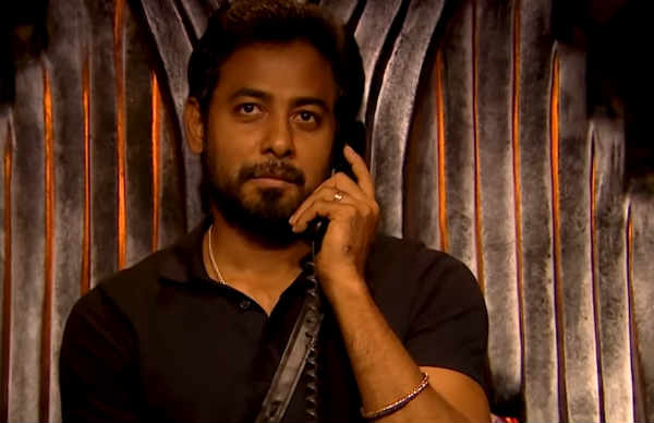 காதல் கண்ணை மறைக்குது