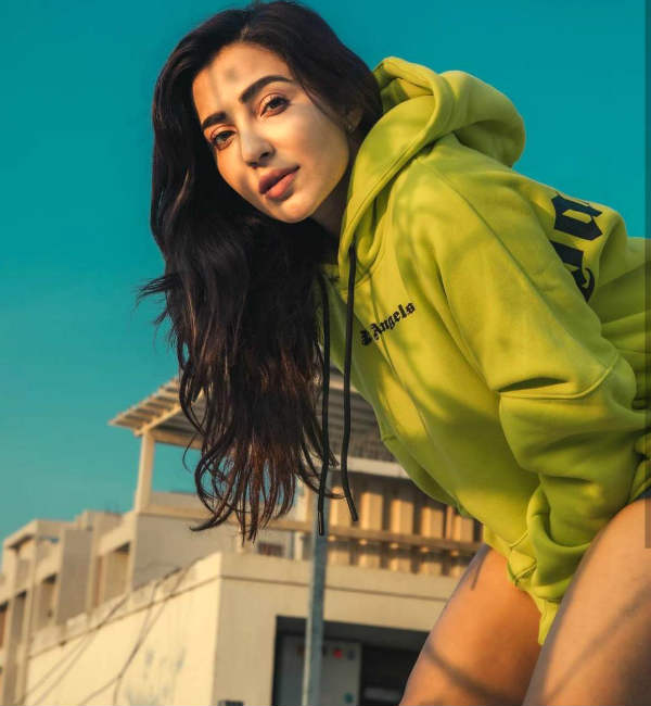 கைகளால் குறுக்கி பிடித்து 