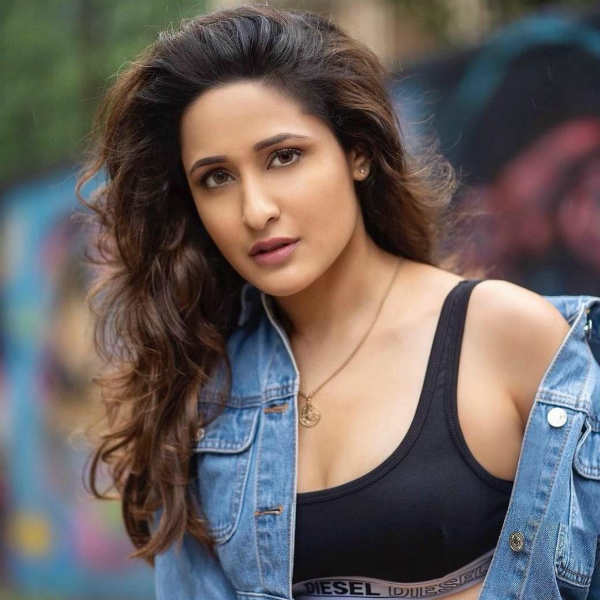 முன்னழகு தெரிய