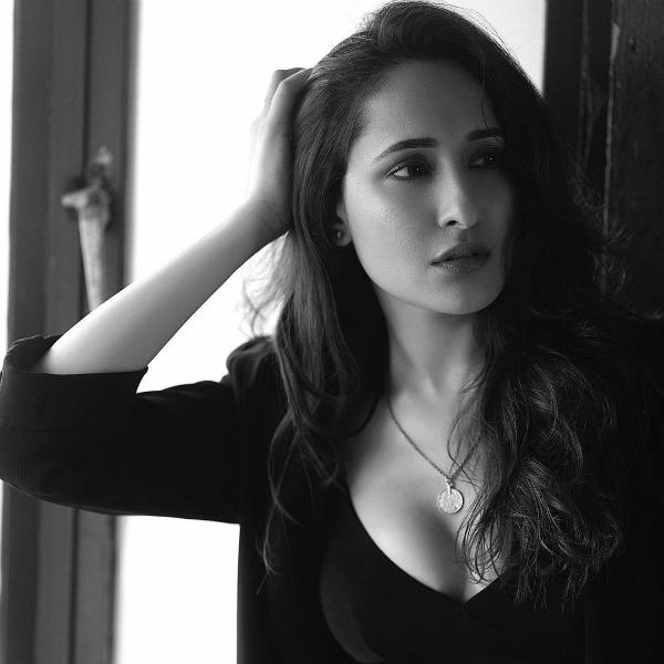 கருப்பு வெள்ளை கலர் 