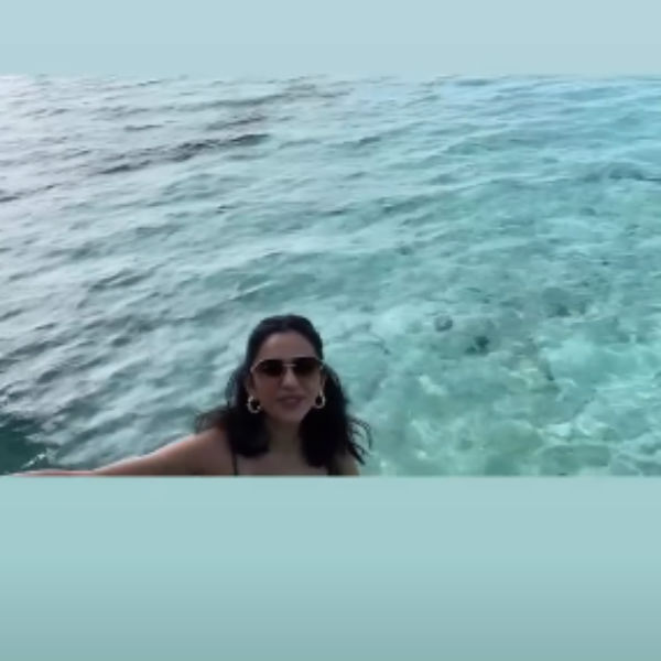 அரை நிர்வாண கோலத்தில் அரை நிர்வாண கோலத்தில்