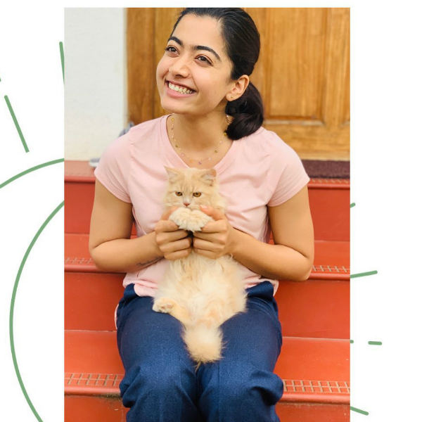 முகத்தை சுருக்கி போஸ்