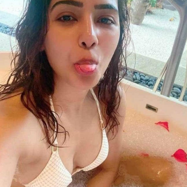 நாக்கைத் துருத்தி