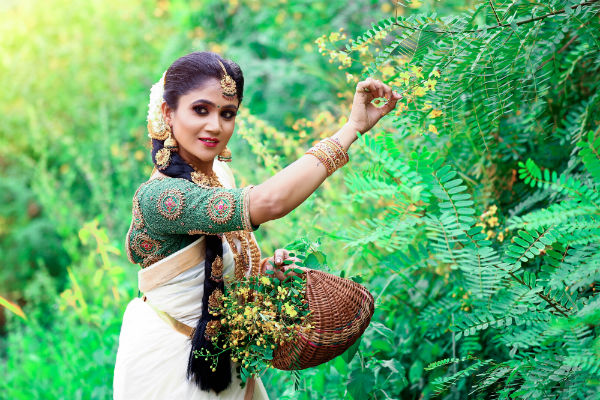 பூக்கூடையுடன் போஸ்.. பூக்கூடையுடன் போஸ்..