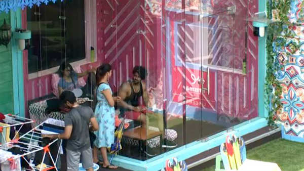 பாத்ரூம் டோரை அடித்த பாலா