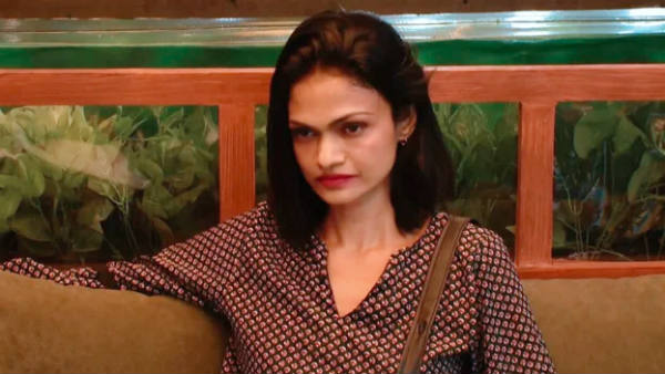 ஷிவானியின் கைகளை பிடித்து 