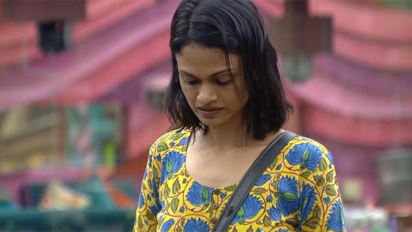 வித்தியாசமாக நடக்கும் சுச்சி வித்தியாசமாக நடக்கும் சுச்சி