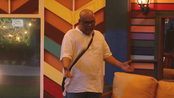 சும்மா நடிக்கிறா