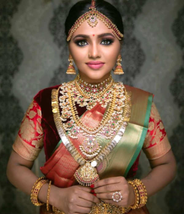 கழுத்து நிறைய நகைகளுடன் கழுத்து நிறைய நகைகளுடன்