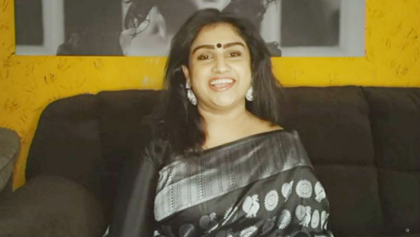 கருப்பு நிற சேலையில்