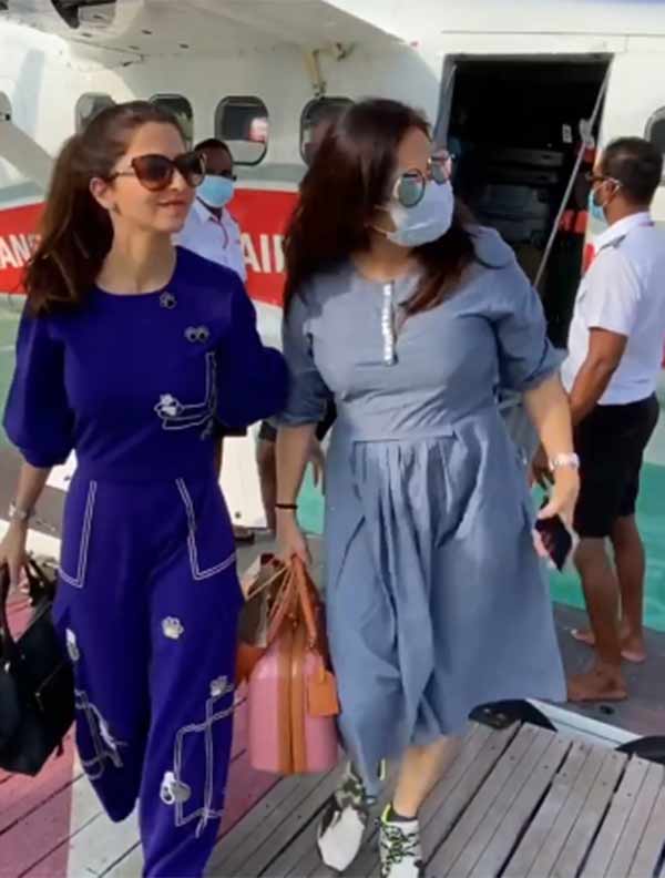 காதலருடன் டாப்ஸி 