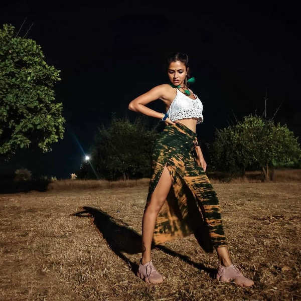 நீட்டி நெளித்து