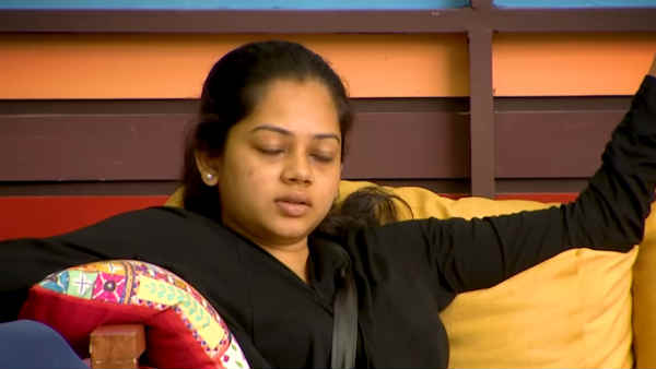 வெளியே போறாங்க 