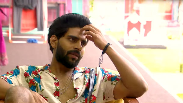 மூவரில் ஒருவர்.. 