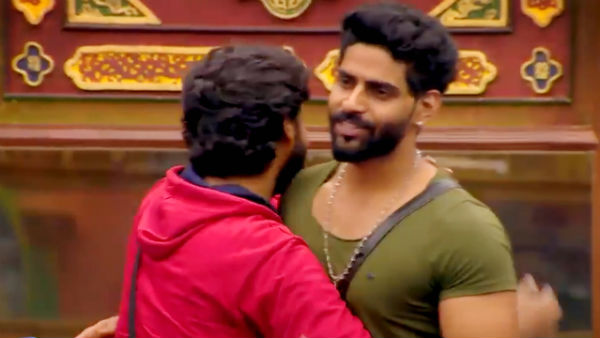 இருவரும் கட்டிப்பிடித்து